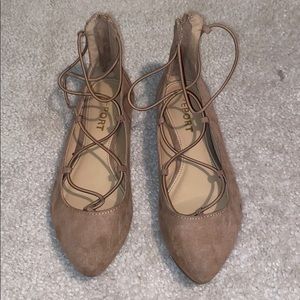 Report strappy flats